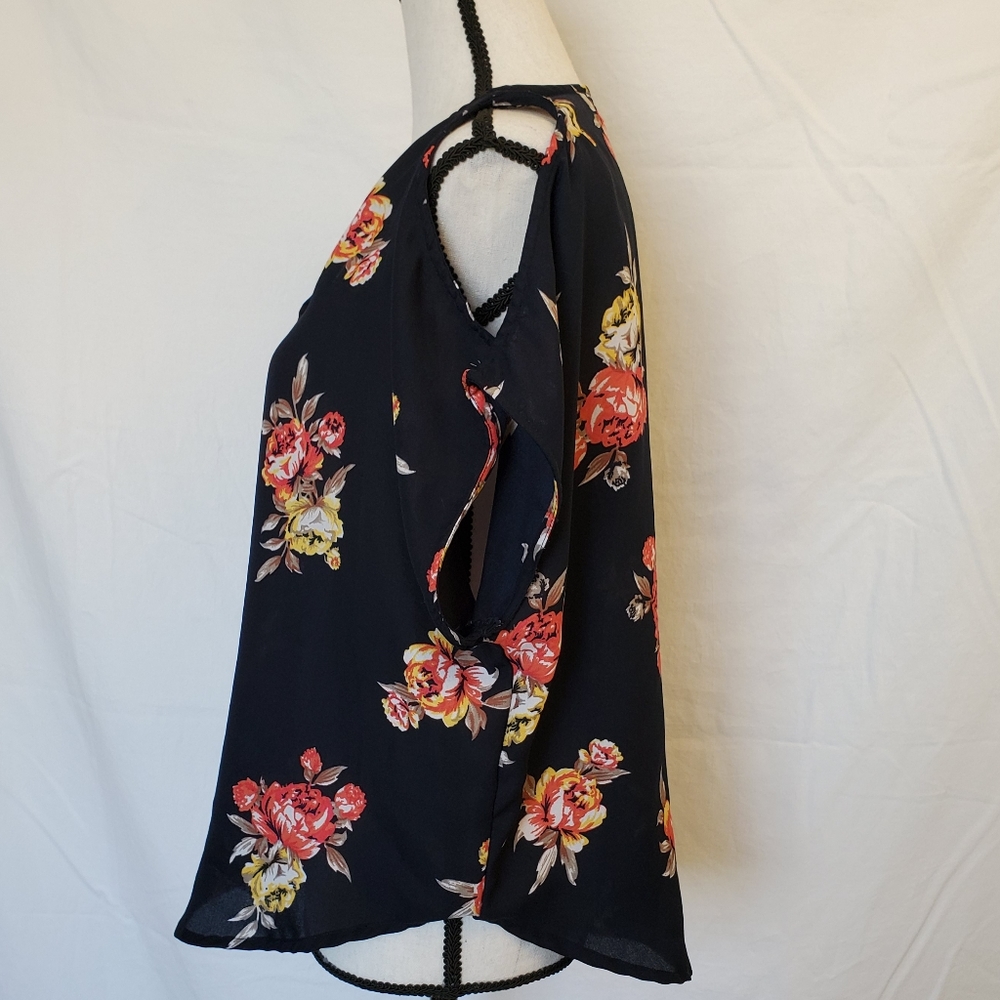 Live 4 Truth Floral Blouse - Picture 3 of 5